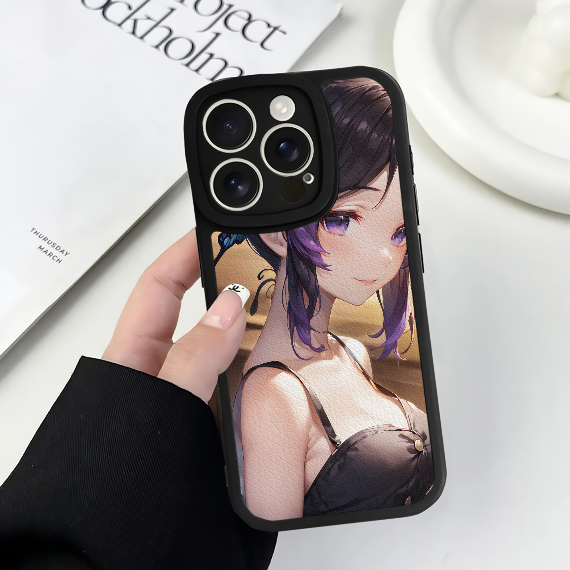 （画像用） 鬼滅の刃（きめつのやいば）蟲柱-胡蝶 しのぶ／こちょう しのぶ Kochou Shinobu 【iPhone 16シリーズ対応】シリコンスマホケース（レザー調） 材質：シリコン